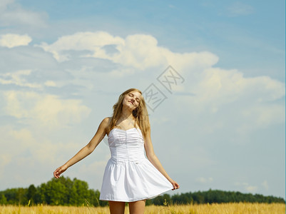 自由乡村的天然美丽年轻女背景的农村风和背自然图片