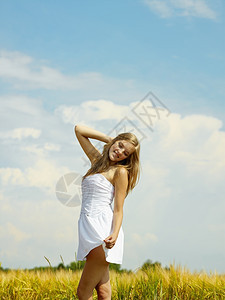 天然美丽的年轻女背景的农村风和背头发成人欣德斯特伦图片