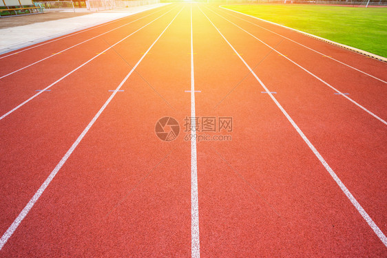 数字体育场白线和户外体育场赛马红色橡皮道的纹理是8个田径和绿草地有铁轨足球场和的空运动赛跑者优质的图片