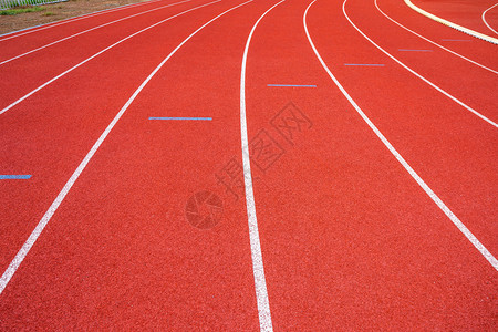 体育场白线和户外体育场赛马红色橡皮道的纹理是8个田径和绿草地有铁轨足球场和的空运动数字追踪游戏图片