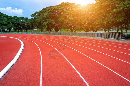 红色的游戏体育场白线和户外体育场赛马红色橡皮道的纹理是8个田径和绿草地有铁轨足球场和的空运动赛跑者图片
