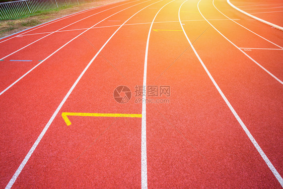 赛马场跑步体育白线和户外体育场赛马红色橡皮道的纹理是8个田径和绿草地有铁轨足球场和的空运动地图片