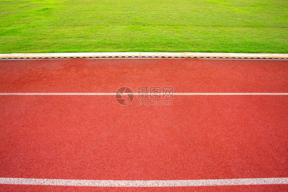体育场白线和户外体育场赛马红色橡皮道的纹理是8个田径和绿草地有铁轨足球场和的空运动竞赛车道红色的图片