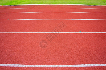 运动员颜色空的体育场白线和户外体育场赛马红色橡皮道的纹理是8个田径和绿草地有铁轨足球场和的空运动图片