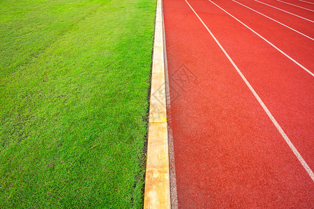 新的线条体育场白和户外体育场赛马红色橡皮道的纹理是8个田径和绿草地有铁轨足球场和的空运动比赛图片