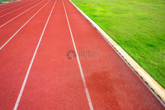 红色的短跑体育场白线和户外体育场赛马红色橡皮道的纹理是8个田径和绿草地有铁轨足球场和的空运动颜色图片