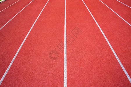 种族体育场白线和户外体育场赛马红色橡皮道的纹理是8个田径和绿草地有铁轨足球场和的空运动健康线条图片