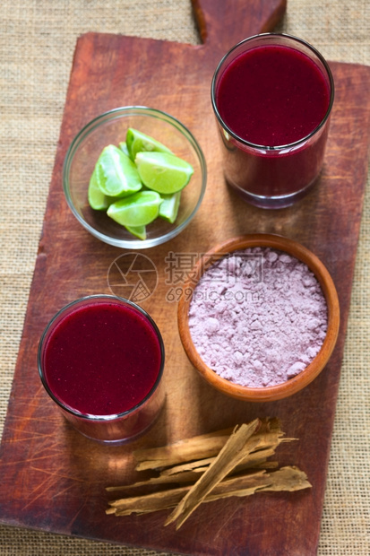 玻利维亚紫玉米饮料叫做Api由地下紫玉米制成用水肉桂糖和柠檬煮熟以自然光拍照选择焦点关注低饮甜的碗典型图片
