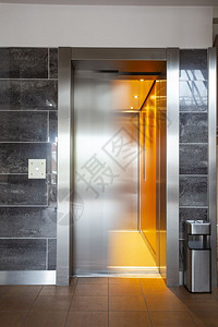 防锈的复杂按钮豪华公寓楼带移动门的建筑电梯银色豪华公寓楼带移动门的宇电梯图片
