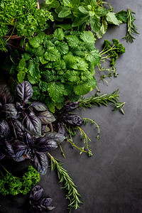 植物木质背景上的混合新鲜绿色蔬菜木质背景上的混合新鲜绿色蔬菜素食主义者洋葱图片