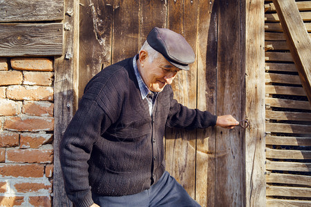 秋天从农庄的旧谷仓里出来关上木门在秋天关闭了木制门农业男人优质的图片