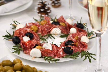开胃菜吃庆祝的圣诞花圈含橄榄的抗沙拉米甘蔗婴儿乳酪图片