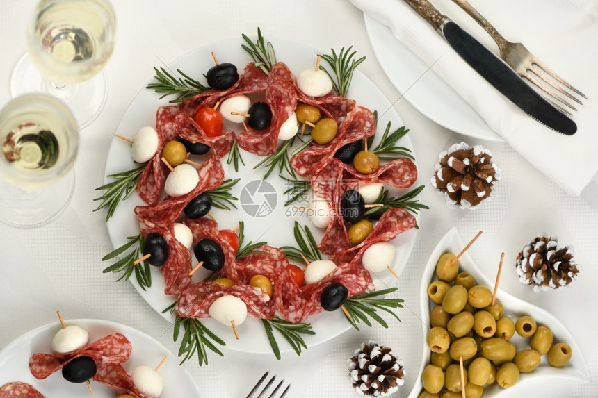 假期奶酪圣诞花圈含橄榄的抗沙拉米甘蔗婴儿乳酪庆祝的图片