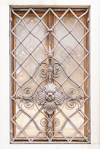 铁卷心菜带有旧式装饰护栏的窗口纳达林图片