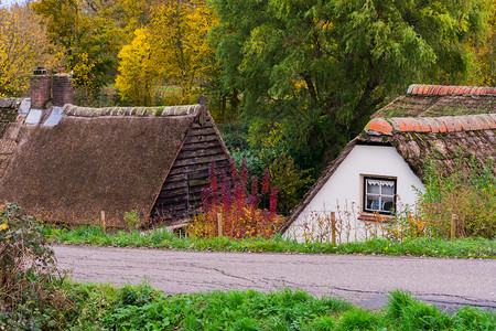 屋面一条农村道路有古老典型的土丘小屋和破顶古典建造图片