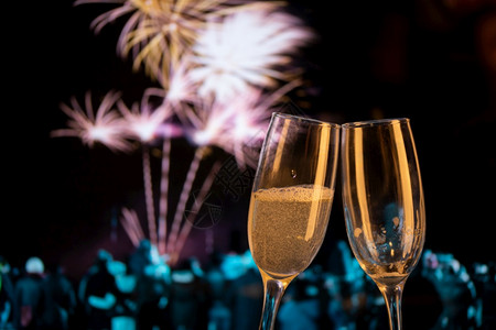 城市爆炸焰火两杯香槟对抗烟花新年节的夜庆活动图片