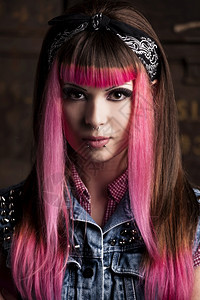 一个年轻朋克女孩的肖像穿着粉红色的漂亮头发剪魅力美丽的好图片