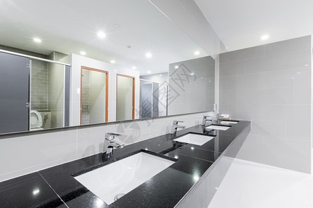 白色的酒店公共厕所内部下水道流域龙头排成现代设计房间图片