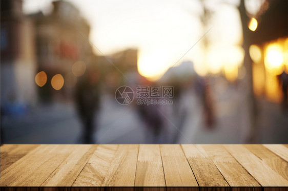 桌子空木甲板表顶在模糊的户外市场背景走咖啡店图片