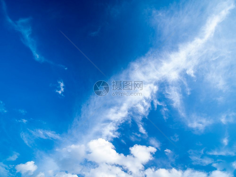 天空之光臭氧风景优美在生动的蓝天白云在下午图片