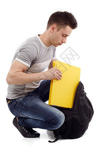 年轻的学生打包他大黄文件白色的人们大学图片