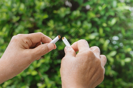 老的戒烟不抽日母亲手打烟肖像女图片