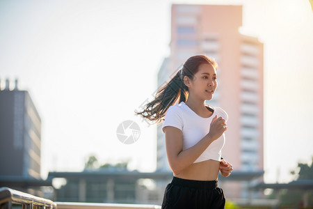 户外跑步运动的青年女子图片