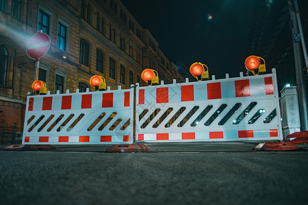 以橙色灯作为道路修理围栏的障建造象征运输图片