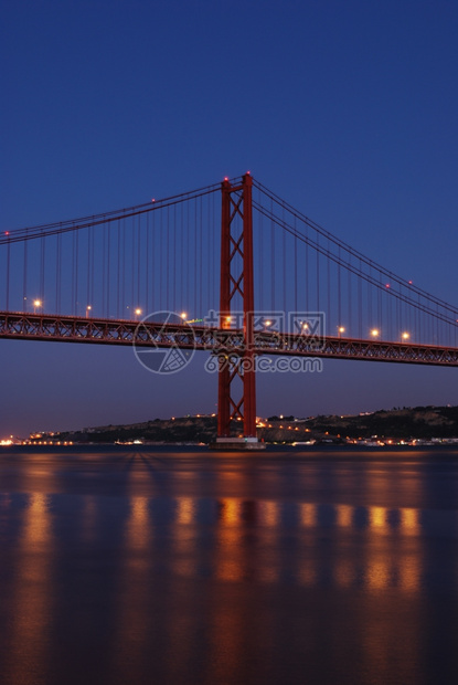 在葡萄牙里斯本的旧萨拉扎桥夜拍金属晚葡京图片