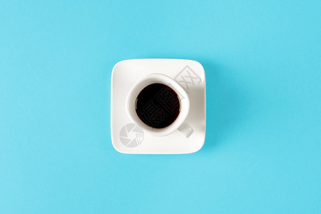 最小的碟子白咖啡杯以蓝色背景最起码的风格隔离美味图片
