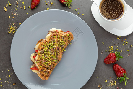 晶圆美味的三明治上面有香蕉草莓巧克力和活塞的松饼上面有香蕉草莓和巧克力图片