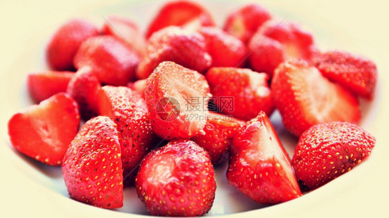 庄稼可口健康美丽的新鲜草莓在干净白背景上被孤立图片