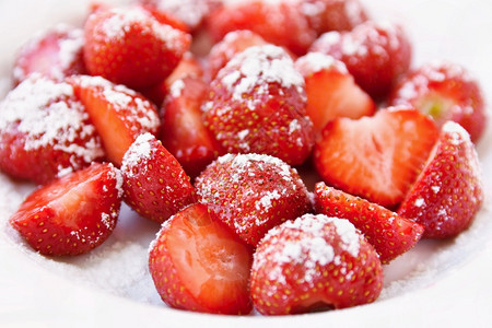 水平的红色美味丽新鲜草莓在干净白背景上被孤立图片