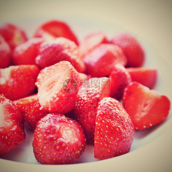 美丽的新鲜草莓在干净白背景上被孤立维他命多汁的充满活力图片