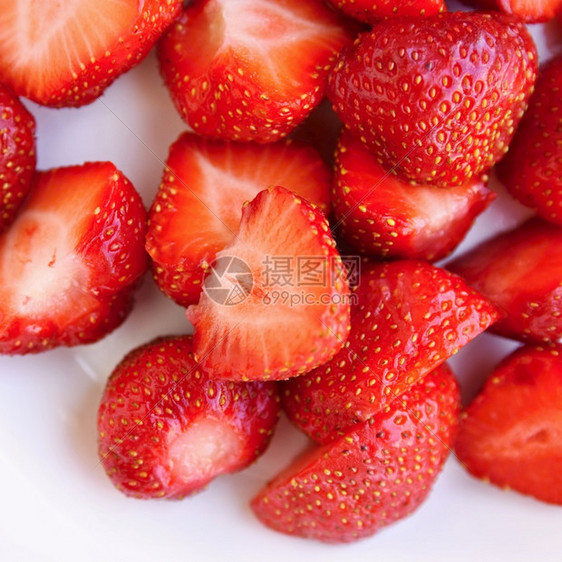 维他命食物碗美丽的新鲜草莓在干净白背景上被孤立图片