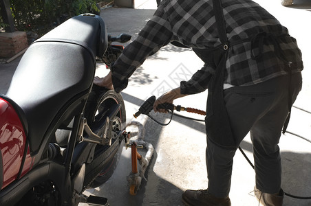 骑自行车的人轮工具使用水清洁摩托车图片