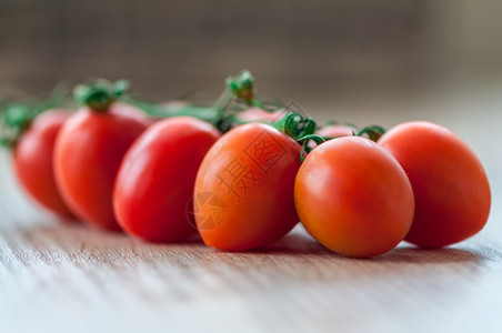藤蔓蔬菜红色的木制桌边樱桃西红柿闭合露地深浅图片