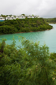 长湾风景与安提瓜的度假别墅和海景松弛支撑天空图片