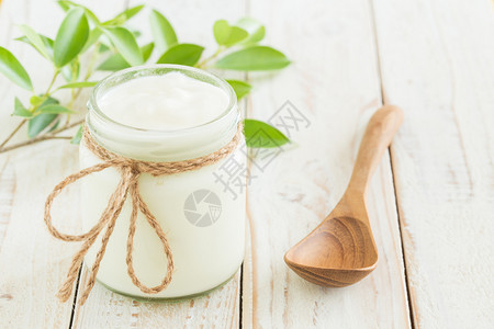 产品饮食桌子在白木的板上用玻璃瓶装酸奶健康食品概念图片