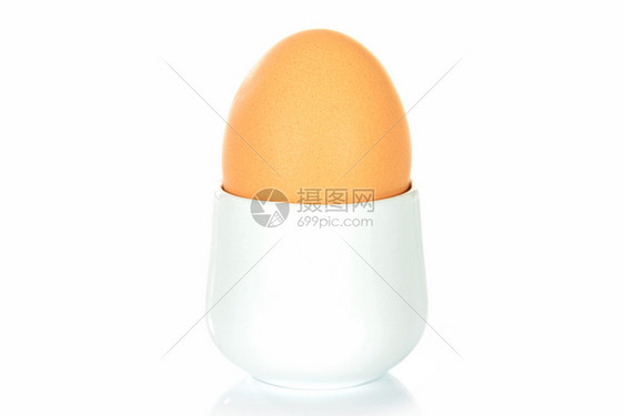 美食早晨在白色背景的鸡蛋杯中煮节食图片