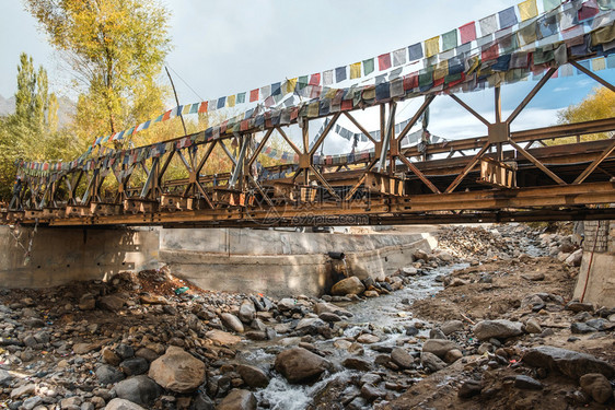 旅行徒步北部LehLadakh区秋天风景北部爬坡道图片