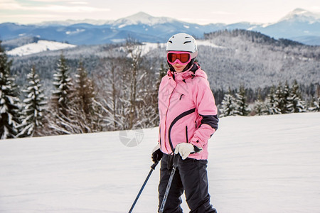 冬季滑雪的年轻女性图片