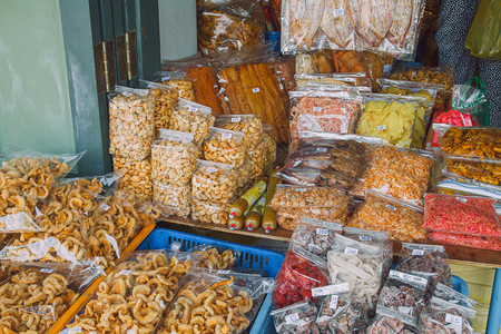 蔬菜新鲜的亚洲人城市银行泰国街头食品在城市街道的泰国食品干枯水果和鱼类炸产品图片