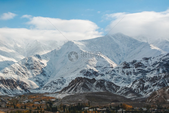 蓝天白云下的雪山风光图片