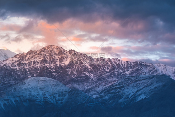 冬季的雪山美景图片