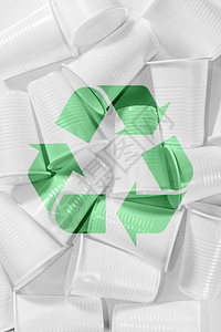 刀具生活几个一次塑料杯和回收在白色背景上唱歌简约生态清洁静物绿色技术和生态问题概念一次塑料杯和回收在白色背景上唱歌简约生态清洁静图片