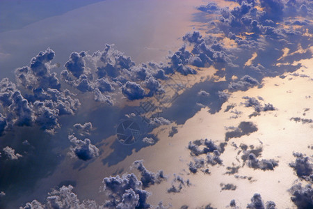 气象从上面的美丽天堂全景乌云在海面上移动与太阳在海面反射的风景大海水面上的云影从飞机上看海面的云影从飞机上看水平的射线图片