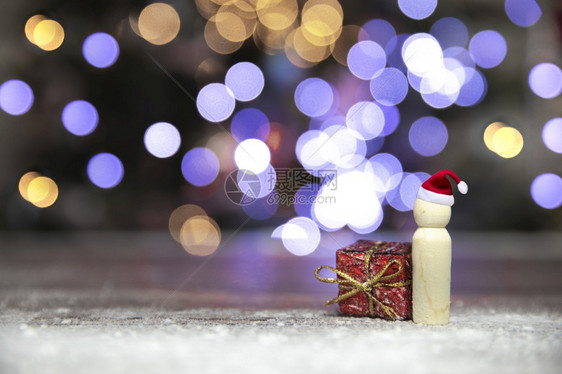 桌子包裹带红色圣诞礼盒的老人在木桌上带散景背和复制空间圣诞快乐假期礼物概念空间展示图片