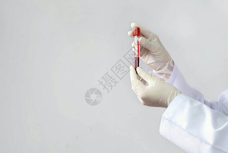 诊所泰国紧女医生手握白色大衣和医疗手套在院血液实验室医学和科概念中将带有红血的测试管抽液真空剂放在清化验室进行检测生物学家图片