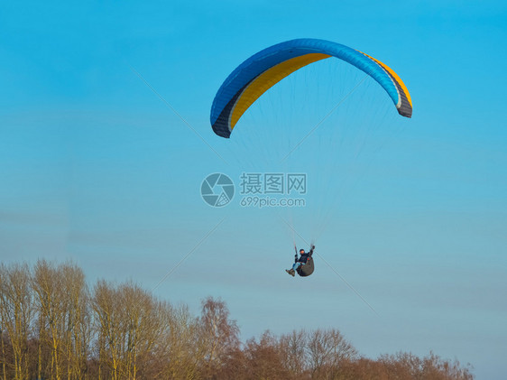 参加运动在马车抛翔处飞行在滑伞上飞行俄罗斯发动机冒险图片